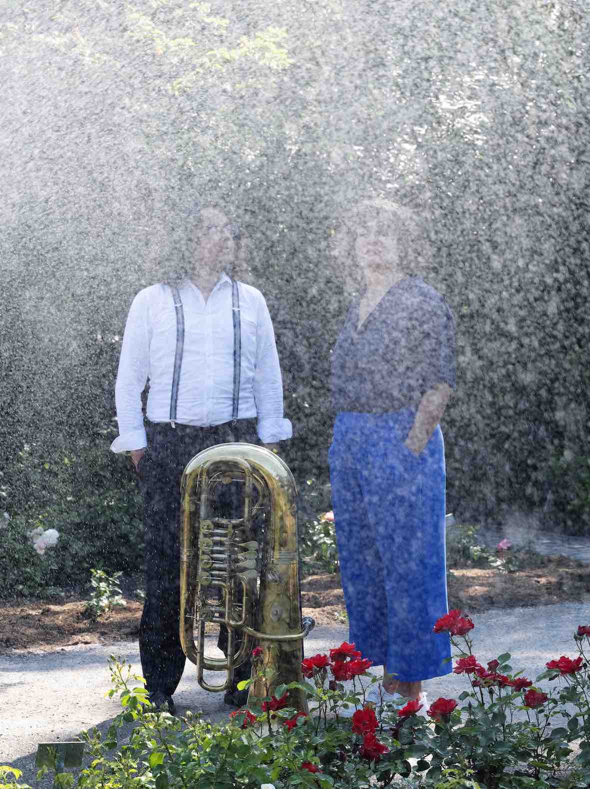 Manu, Maria, Flori auf oranger Couch, Eva liegt quer drauf.